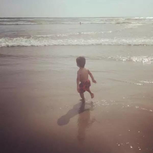 Erik y el mar durante las vacaciones de Lidia y Mariana.