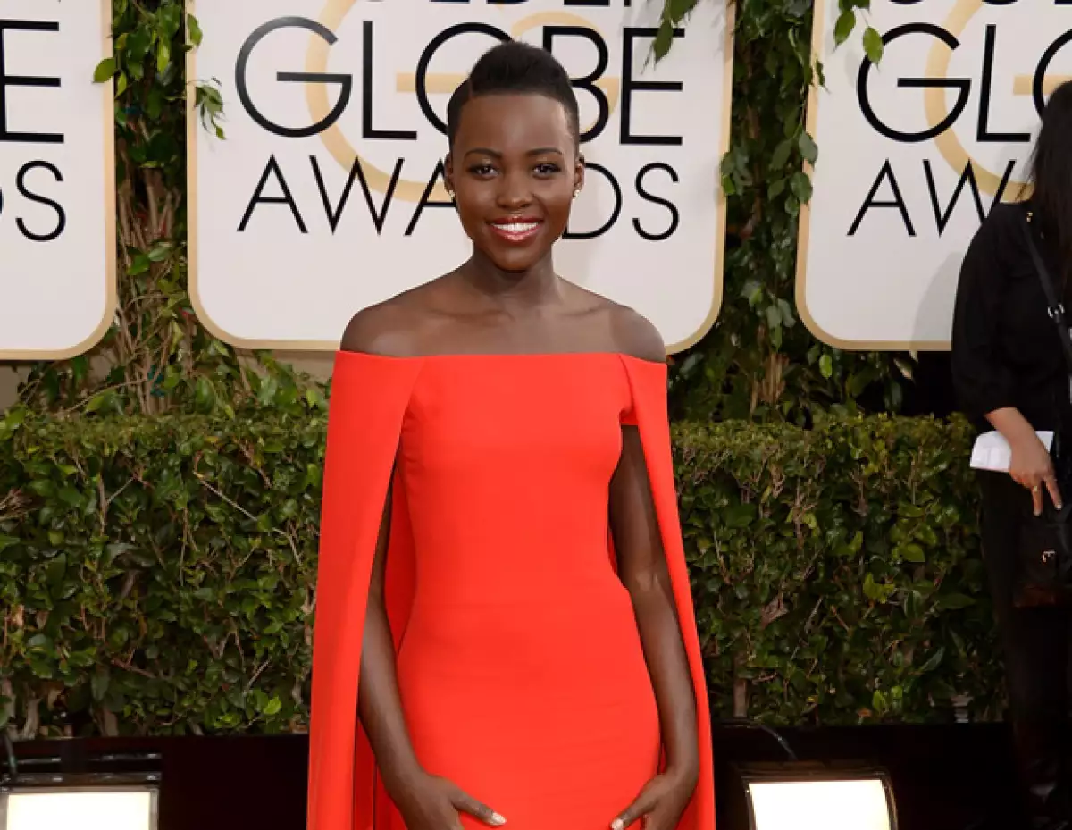 En más de una ocasión, Lupita Nyong&#39o ha sido reconocida entre las mejores vestidas de la alfombra roja, conoce las firmas de diseñadores que la han vestido.