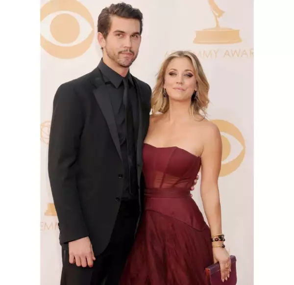 La alfombra roja de los premios Emmy sirvió como excusa para que Kaley y Ryan se presentaron juntos por primera vez en público.