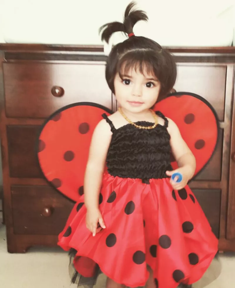 La pequeña hija de Eugenio Derbez lució más que hermosa en su primer Halloween disfrazada de catarina.