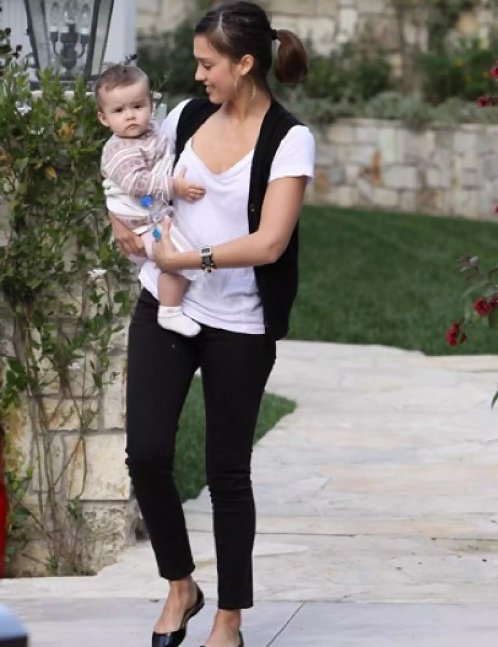 También en California, en la localidad de Brentwood, Jessica Alba visitó a una amiga, acompañada por su bebé, Honor Marie.