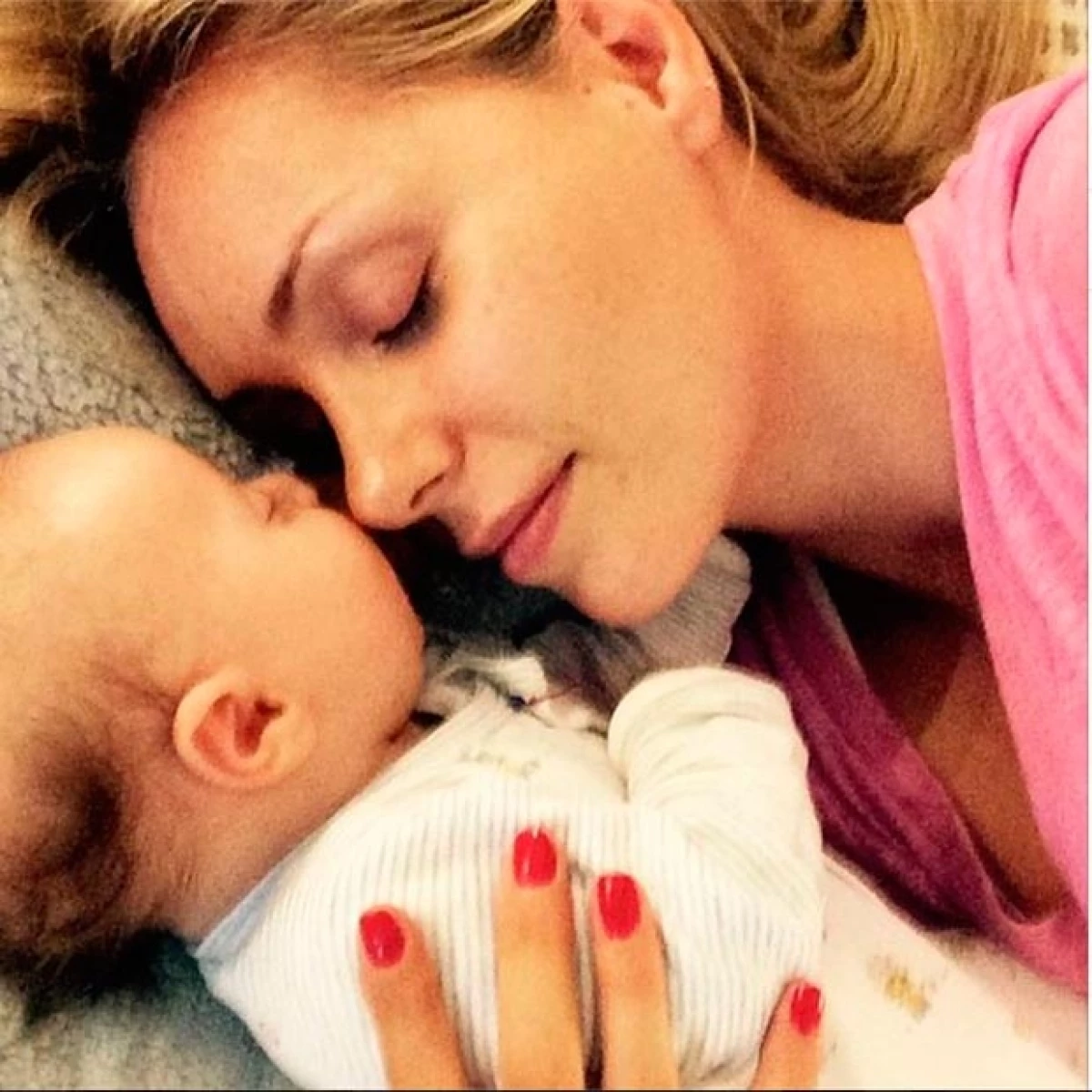A casi dos meses de la llegada al mundo de su bebé, la actriz compartió una enternecedora fotografía en la que la vemos recostada tomando amorosamente entre sus brazos a su hijo.