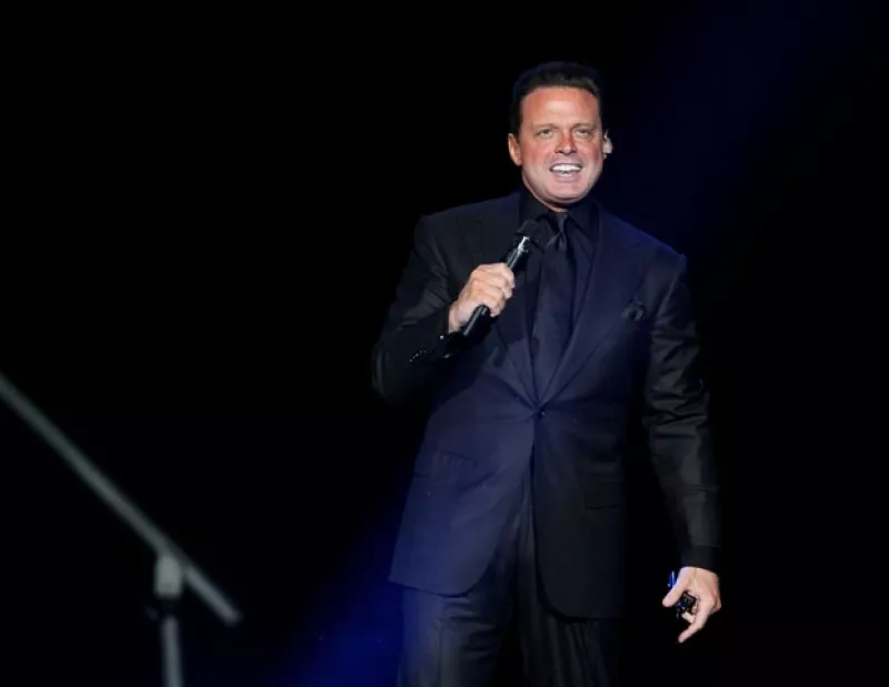 El presidente de la feria, Jorge Luis Cortés, mencionó que la oficina del cantante les avisó que debido a sus compromisos con el Auditorio Nacional, no se podrá presentar en la tradicional feria.