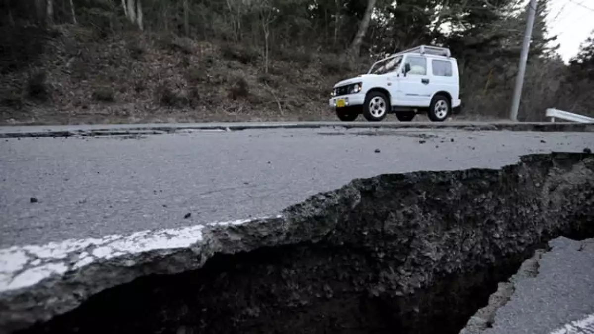 un carro circula cerca de una carretera