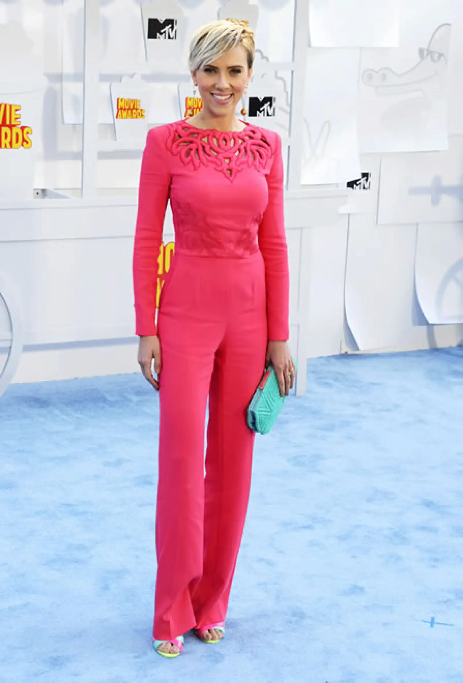 La actriz fue una de las mejor vestidas de los MTV Awards con un jumpsuit coral Zuhair Murad. Optó por unas sandalias `Nicole Pineapple´ Sophia Webster y un clutch verde menta.