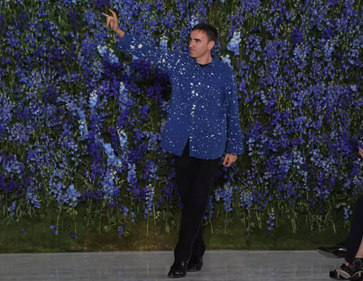 Raf Simons anunció que dejaría Christian Dior este año. Además, fue el diseñador más buscado en Google.