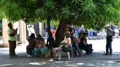 La gente se refugia bajo un árbol a lo largo de una carretera en Manila el 24 de abril de 2024, ya que el calor extremo afectó al país. El calor extremo quemó Filipinas el 24 de abril, lo que obligó a las escuelas de algunas áreas a suspender las clases presenciales y provocó advertencias para que las personas limitaran la cantidad de tiempo que pasan al aire libre.