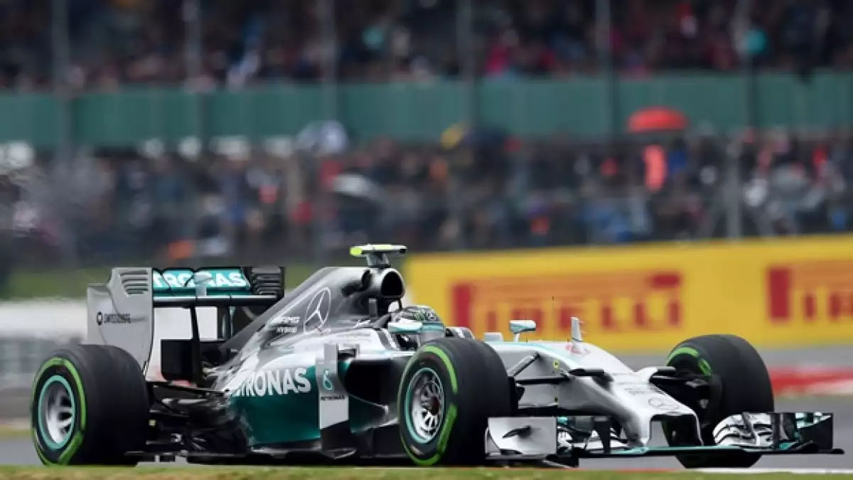 l piloto de Mercedes Lewis Hamilton conduce durante el Gran Premio de Bretaña que se llevó a cabo este domingo
