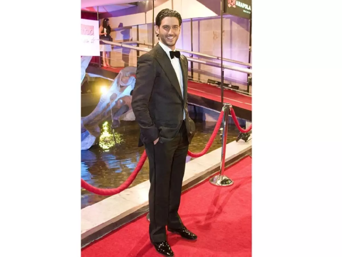 Regresando de su luna de miel, el actor tenía planeado mudarse con su esposa a Estados Unidos, pero Mapat lo disuadió para interpretara a Iker en la novela que sustituye a Teresa.