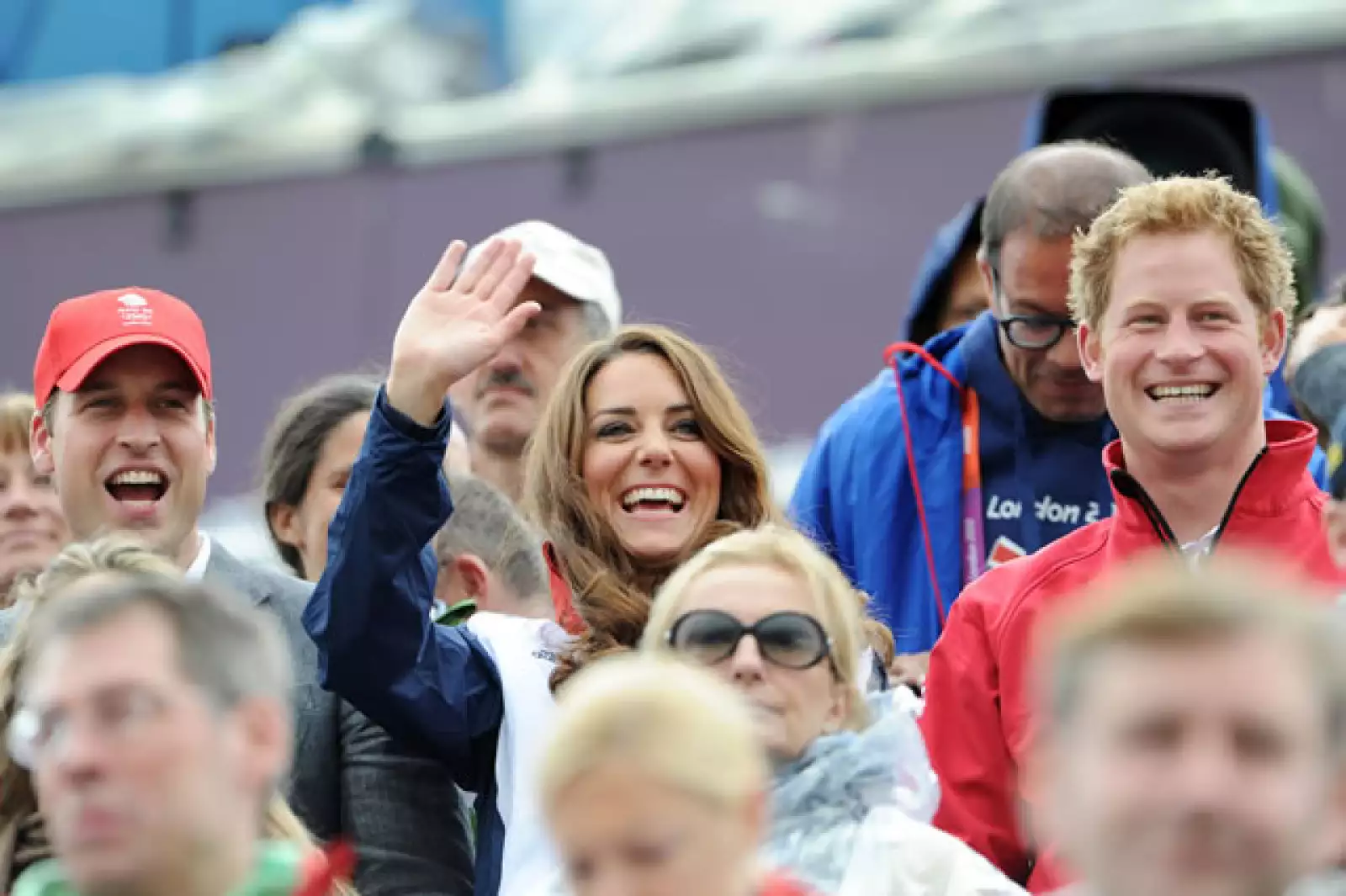 Aquí Guillermo, Kate y Enrique apoyando la competencia de saltos ecuestre.