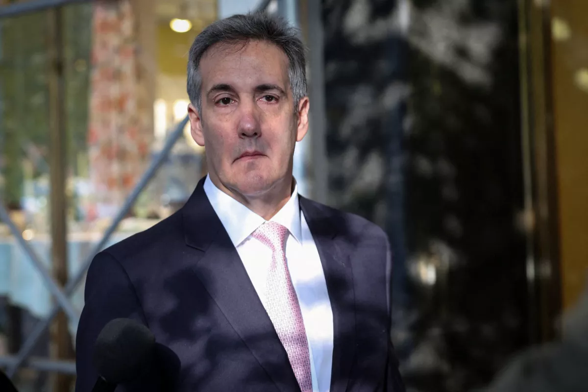 Michael Cohen, ex abogado del candidato presidencial republicano y ex presidente de los Estados Unidos, Donald Trump, sale de su casa en Manhattan para testificar en el juicio penal de Trump por los cargos de que falsificó registros comerciales para ocultar el dinero pagado para silenciar a la estrella porno Stormy Daniels en 2016, en la ciudad de Nueva York, EE. UU., el 13 de mayo de 2024.