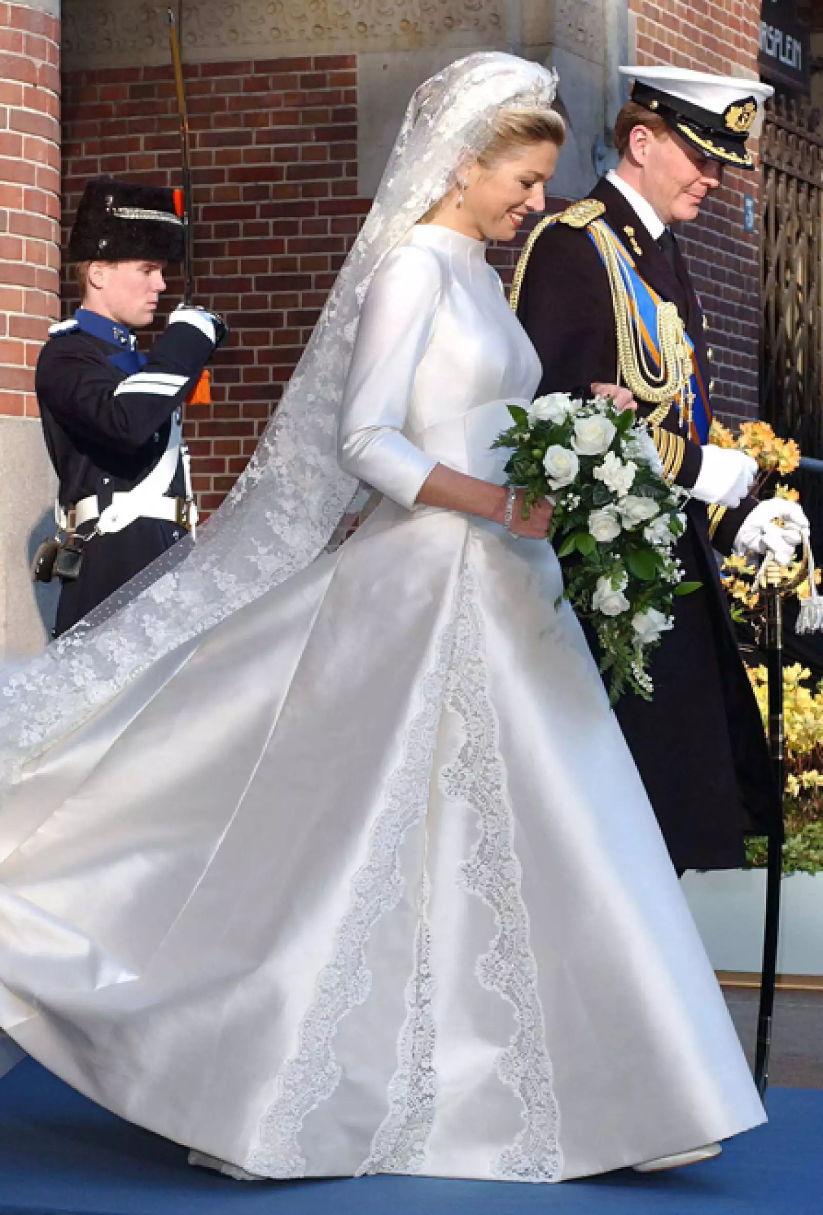 La princesa de origen argentino vistió el 2 de febrero de 2002 un pulido atuendo color marfil diseñado por Valentino. La confección del vestido tomó tres meses e incluyó una cola de cinco metros y detalles florales de encaje hechos a mano.
