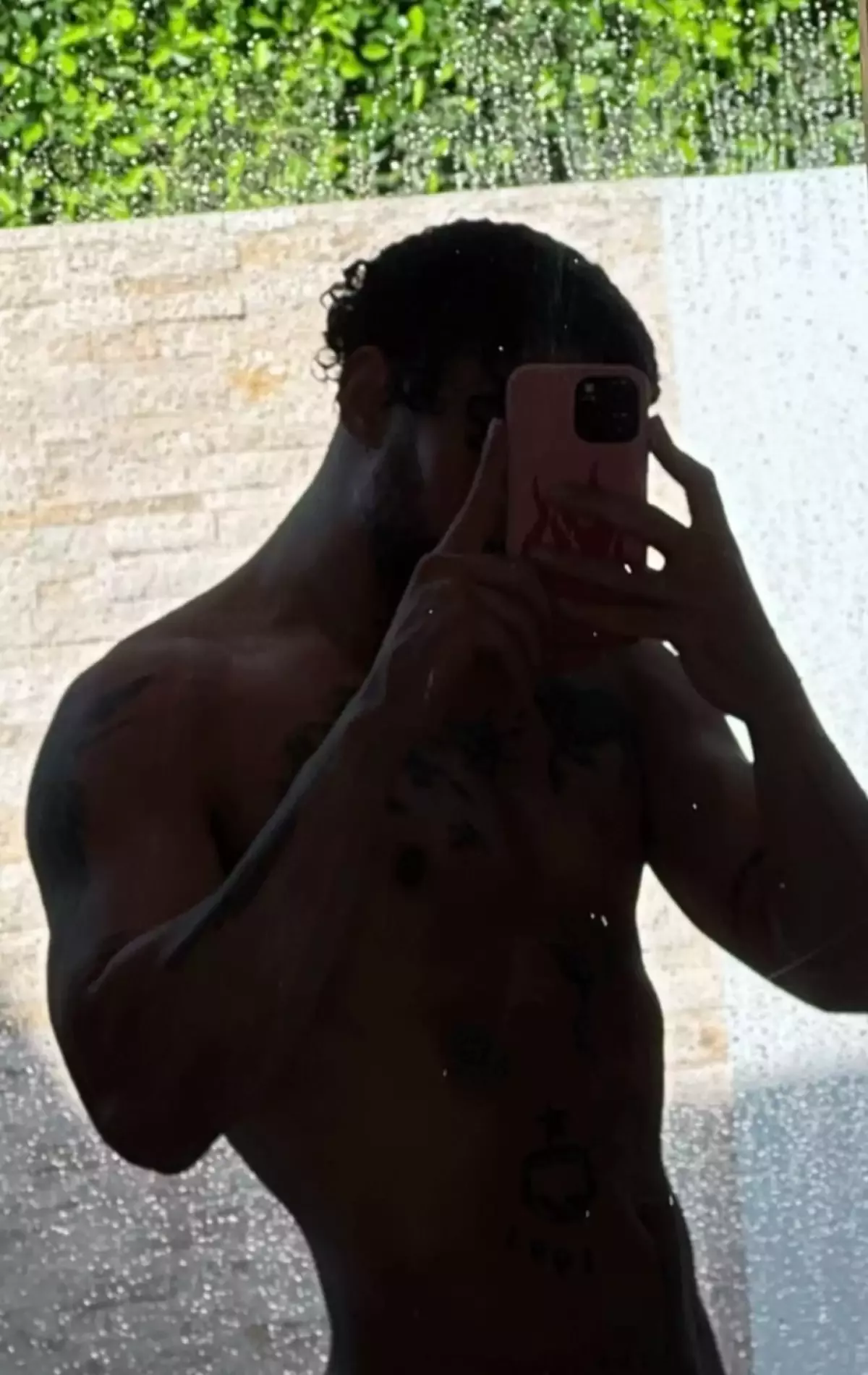 Bad Bunny usa corset y casi no puede respirar