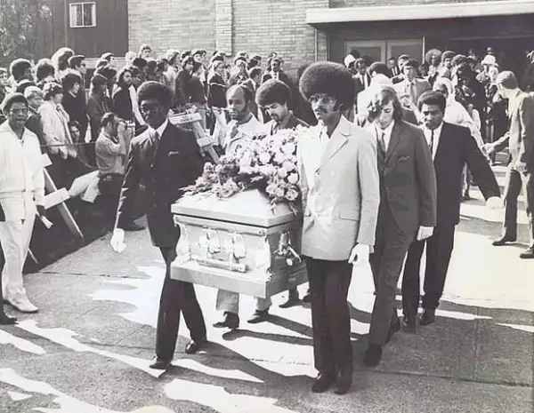 Amigos y familiares cargaron esa fatídica tarde el féretro del legendario guitarrista.