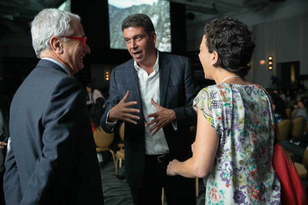 El empresario mexicano convivía en los pasillos antes de entrar a las conferencias.