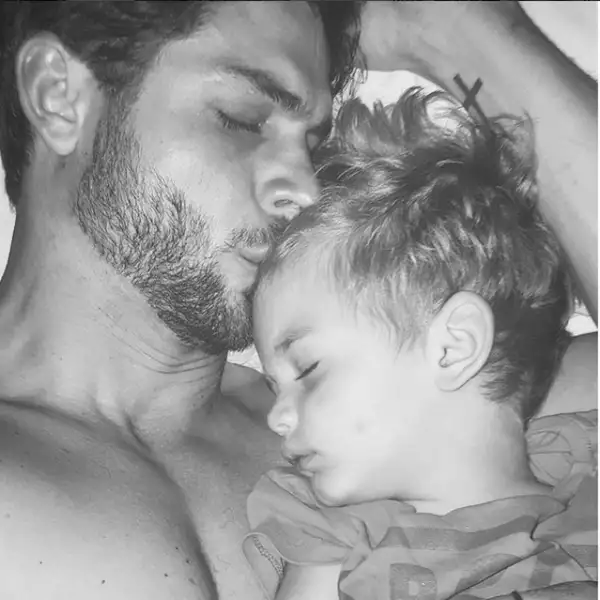 El actor sólo tiene oportunidad de convivir con su hijo Benicio dos veces al año, por ello aprovecha todo el tiempo posible a su lado.