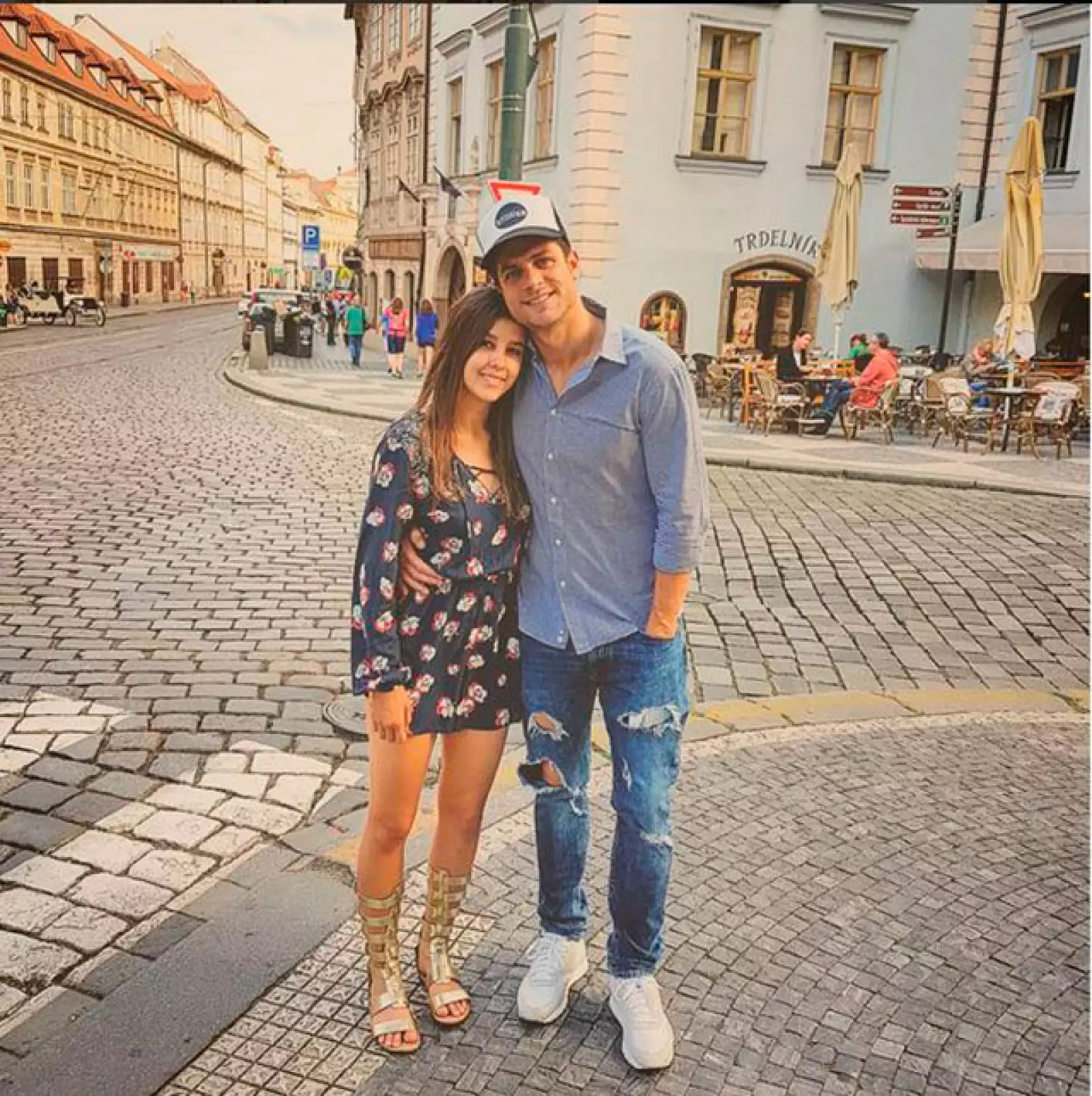 En Praga, la pareja de guapos se ha olvidado de las cámaras y las locaciones para disfrutar sus primeros meses de novios.