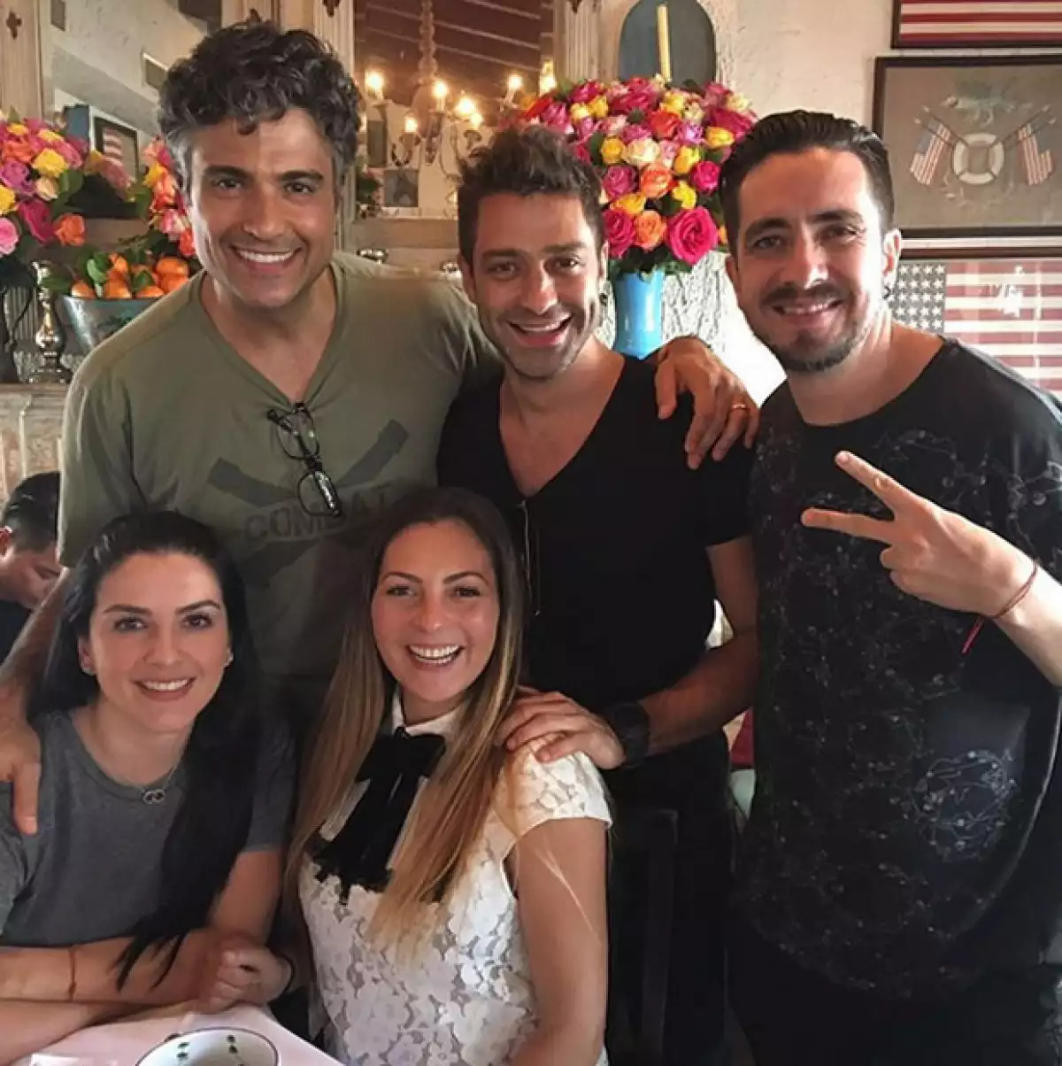 Jaime Camil y OV7 compartieron su encuentro en el restaurante Ivy de Los Ángeles.
