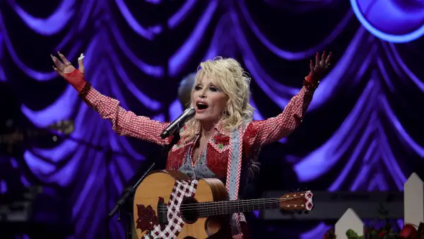 La cantante Dolly Parton durante una presentación musical. 