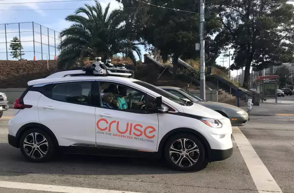 Un automóvil sin conductor Cruise, propiedad de General Motors Corp.