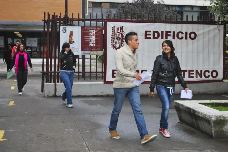 Estudiantes saliendo del edificio de Instituto Politécnico Nacional (IPN)