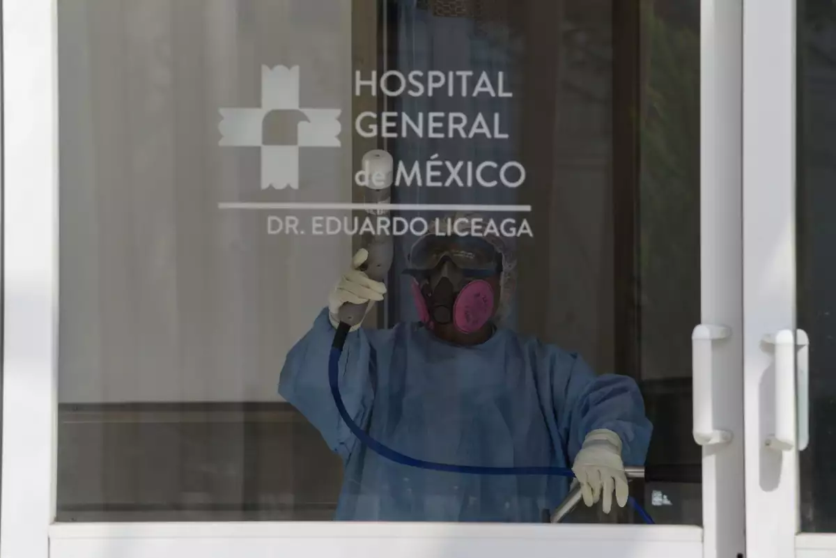 Un médico desinfecta el acceso principal de la zona triage covid-19 del Hospital General de México.
