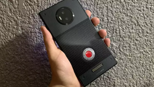 El equipo tiene un cuerpo de aluminio y pantalla de 5.7 pulgadas LCD