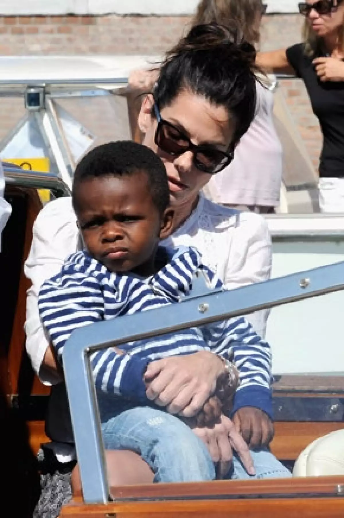 De acuerdo con el New York Post, el hijo de Sandra, Louis, se enfermó horas antes de los galardones.