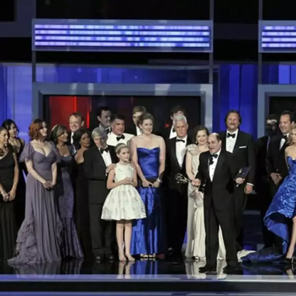 El elenco de Mad Men recibiendo la estatuilla por mejor serie de drama.