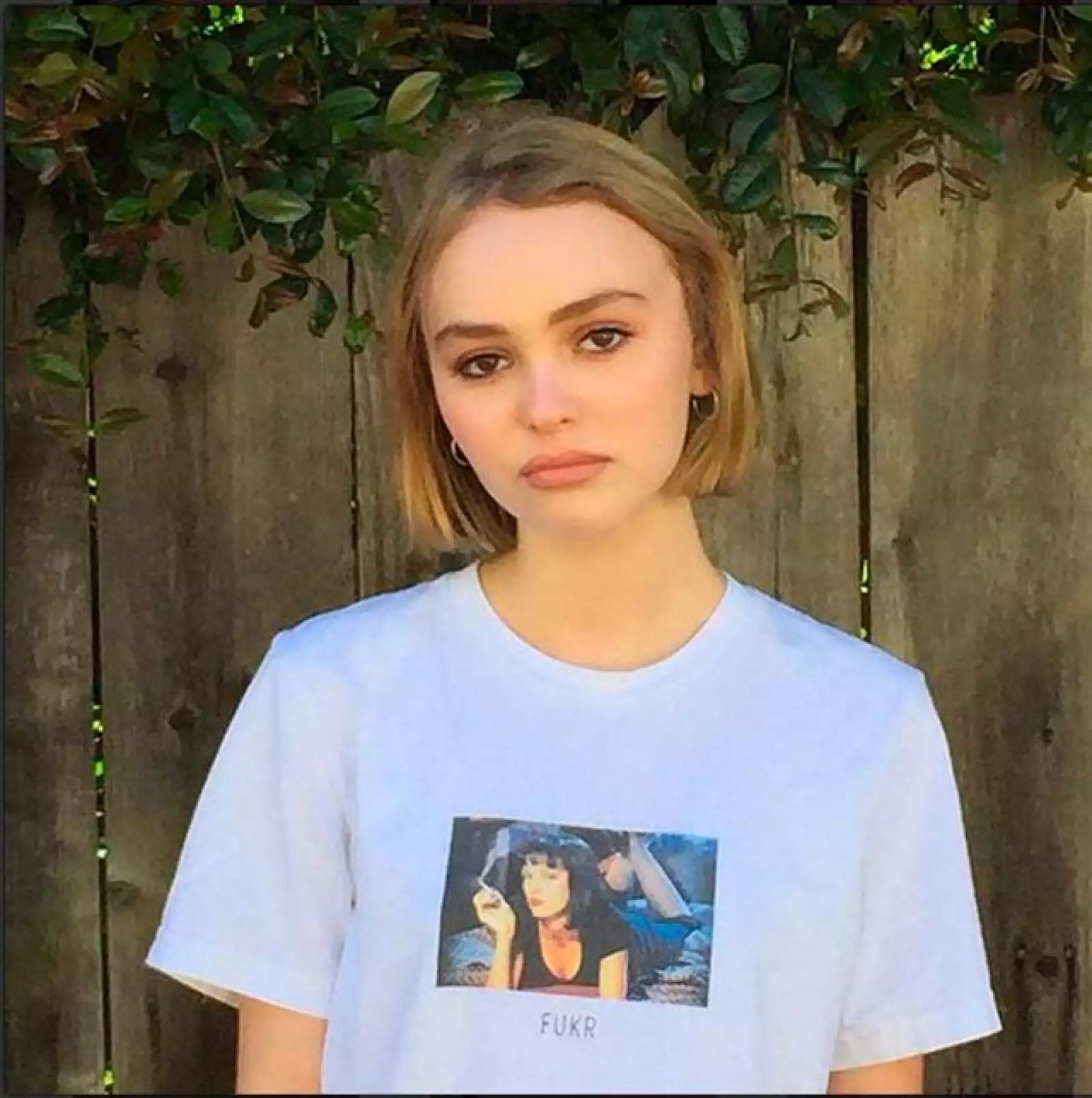 Sus grandes ojos y labios, así como, la expresión de su rostro, reflejan el atractivo de sus padres.