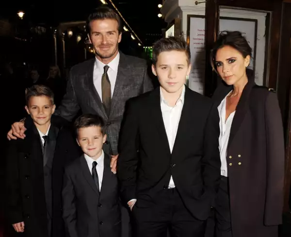 Victoria llegó acompañada de David y de sus hijos Brooklyn de 13, Romeo de 10 y Cruz de 7 años