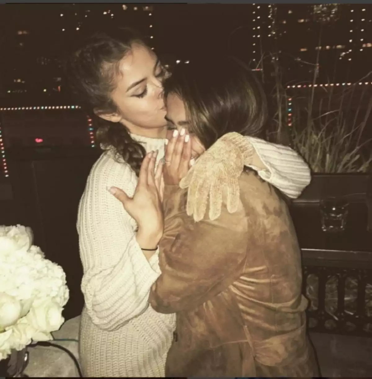 La cantante es la dama de honor de su mejor amiga y prima, con quien festejó su compromiso en Texas.