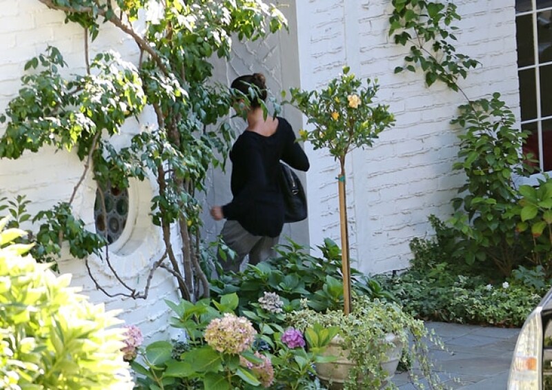Inmediatamente después de descender del auto, Lea ingresó a una casa en Los Ángeles.