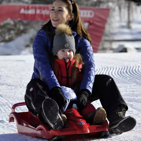 Verbier, Suiza, es uno de los destinos favoritos de los royals para disfrutar la nieve. Mary de Dinamarca posó con su hija, la princesa Josephine.
