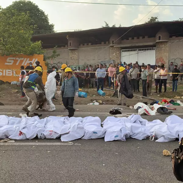 49 migrantes que viajaban hacinados en una caja de un tráiler murieron cuando se volcó al quedarse sin frenos en Tuxtla Gutiérrez, Chiapas.