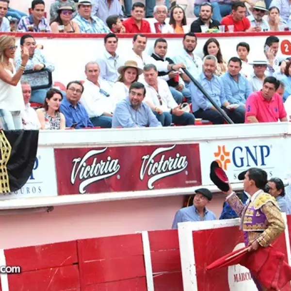 Dedicatoria de Mario Aguilar a Adela Micha