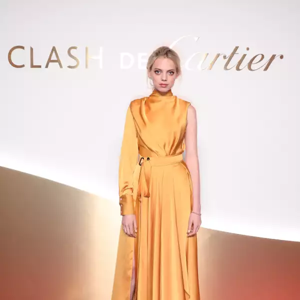 La supermodelo mexicana Mariana Zaragoza en un hermoso vestido amarillo satinado