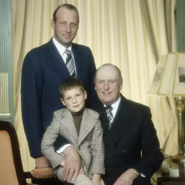 Príncipe Haakon, 1º en la línea de sucesión. Haakon y su padre no se parecen mucho, ni de chiquitos ni ahorita.