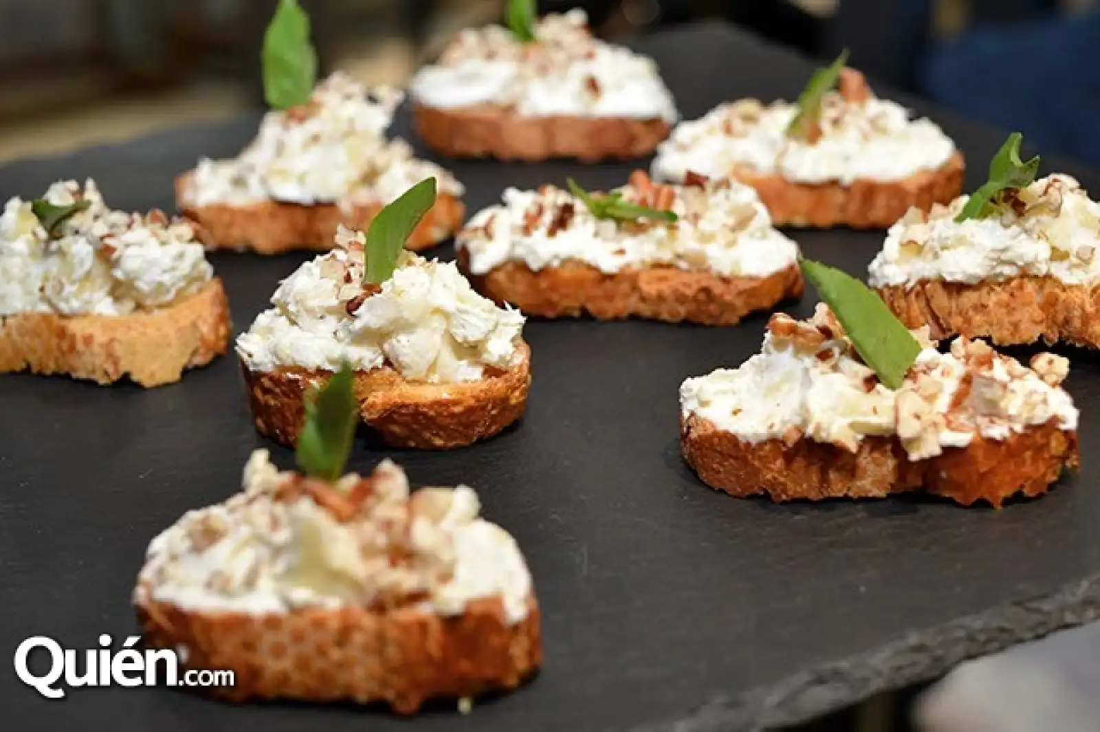 Bocadillos de queso con cebollín y nuez.