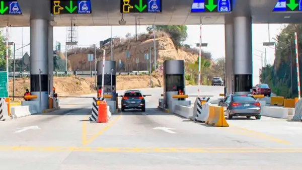 Casetas en una carretera de México en donde hay dos carros pasando.jpg