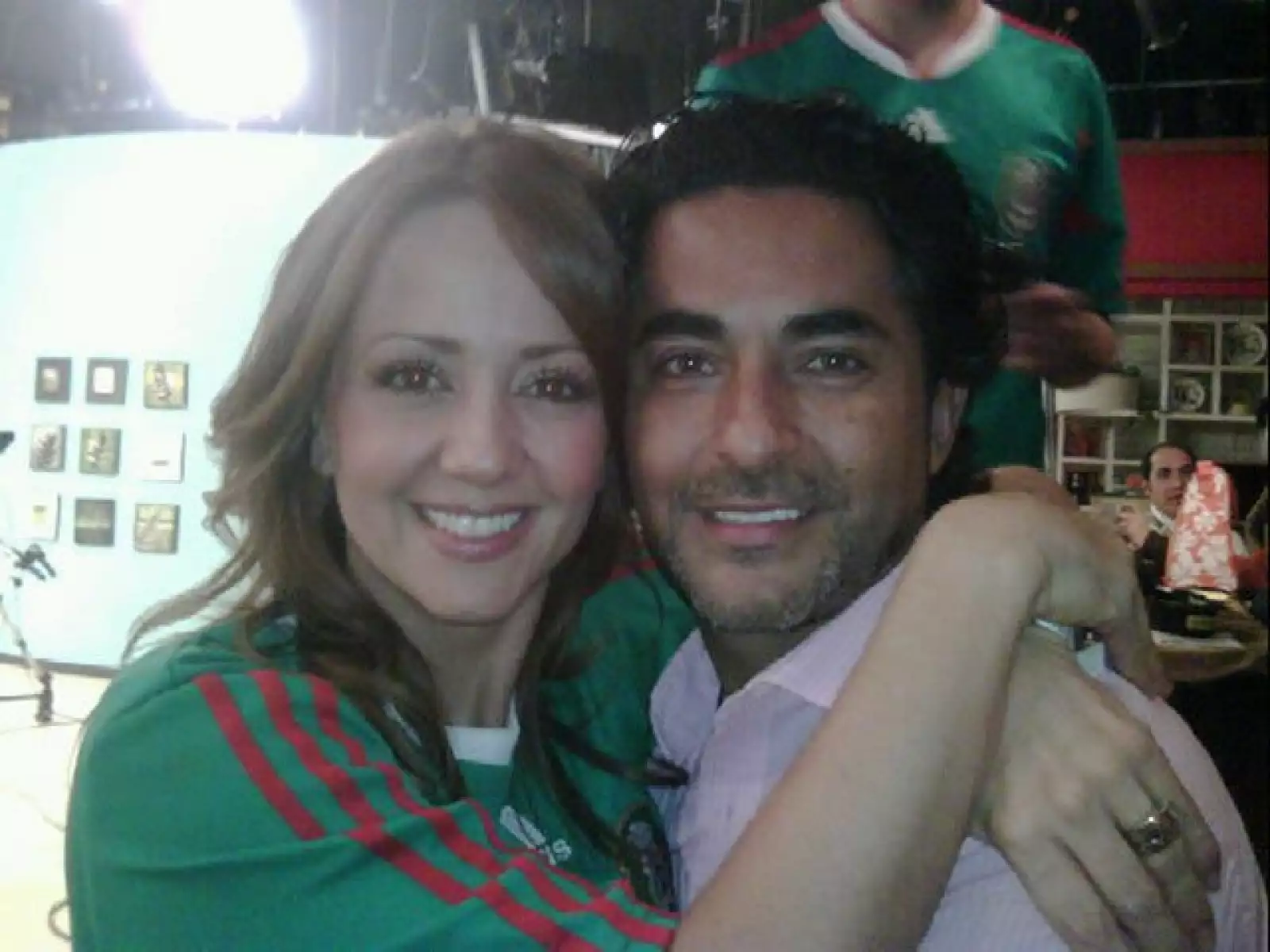 Andrea Legarreta y Raúl Araiza celebrando la victoria de México.