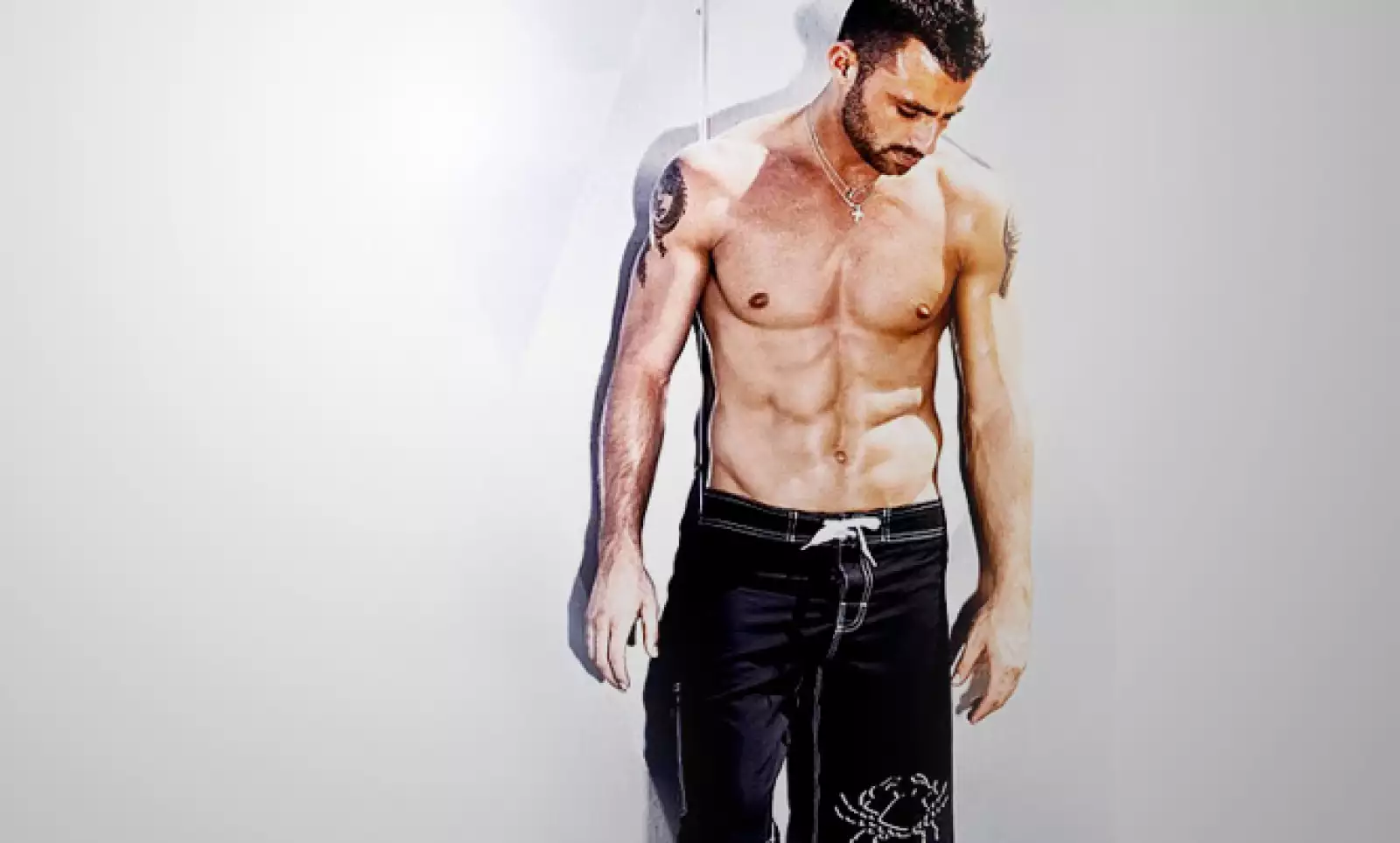 Un short a la cadera, pero con bordados en seda, le da un toque distinto a este bañador.