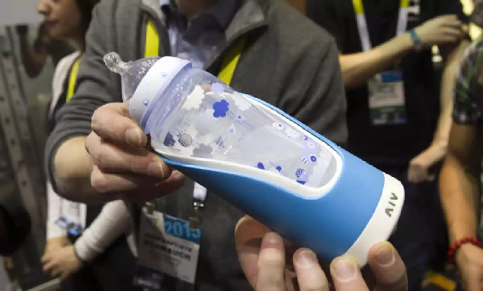 GIGI es una mamila inteligente que envía información al smartphone de los padres del momento en que el bebé se alimenta, además ayuda a reducir los cólicos al encontrar el mejor ángulo para sostenerla.