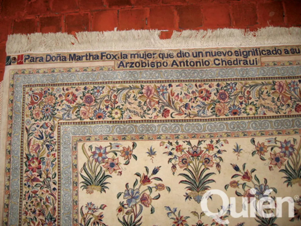 Al cruzar la puerta principal, extendido en el piso, se encuentra un tapete con dedicatoria para Marta de Antonio Chedraui Tannous, arzobispo de la Iglesia Ortodoxa en México.