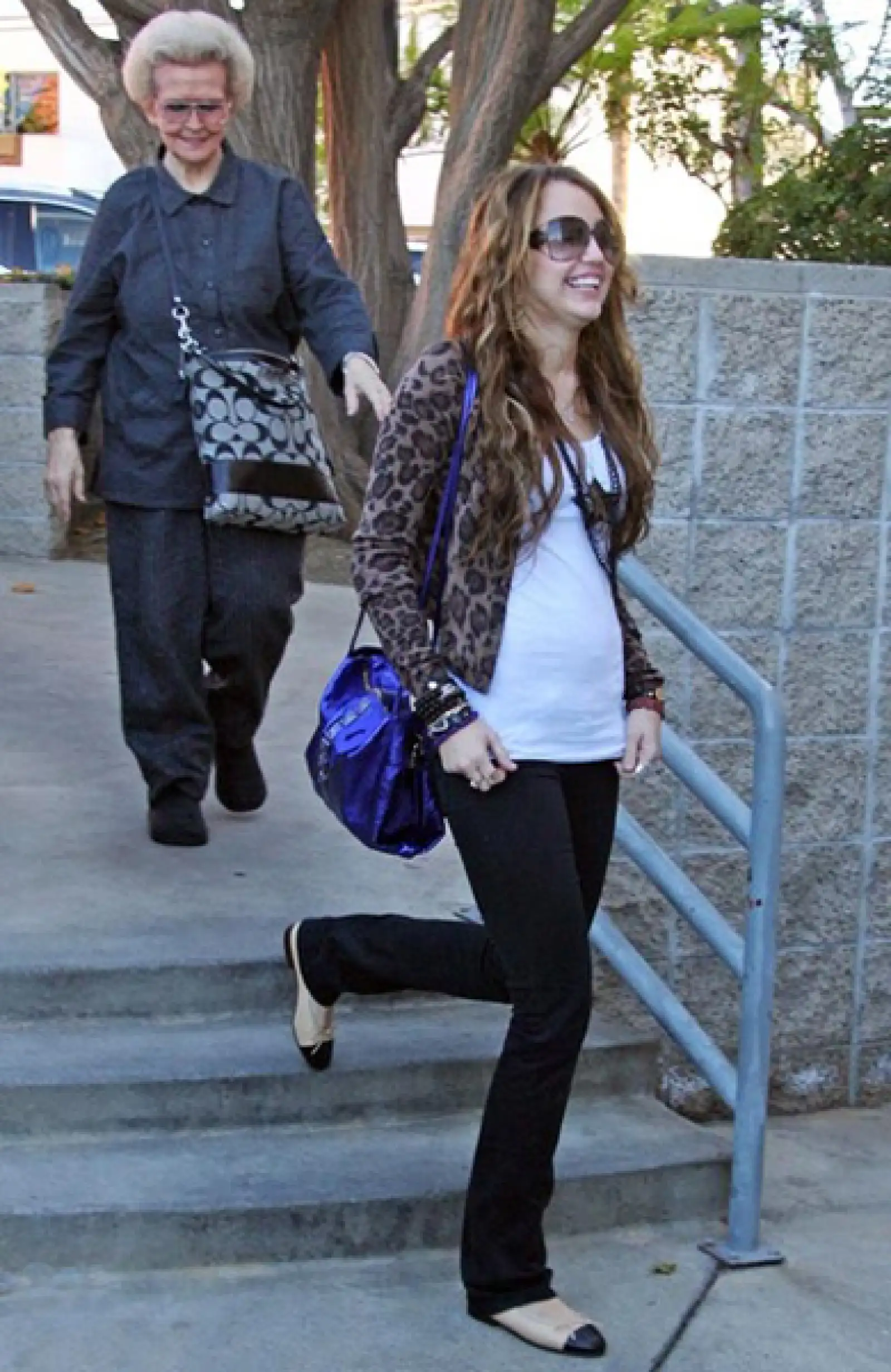 Miley Cyrus camina por las calles de LA con sus ballerinas.