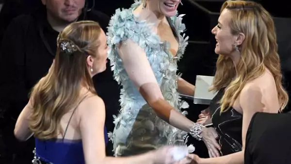 La británica se vio muy entusiasmada mientras platicaba con Cate Blanchett y Brie Larson... ¿Qué les habrá comentado?