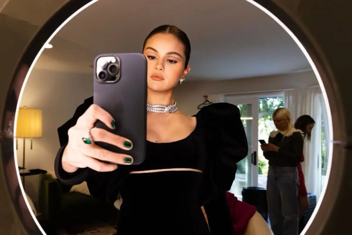 ballet-bun-selena-gomez.png