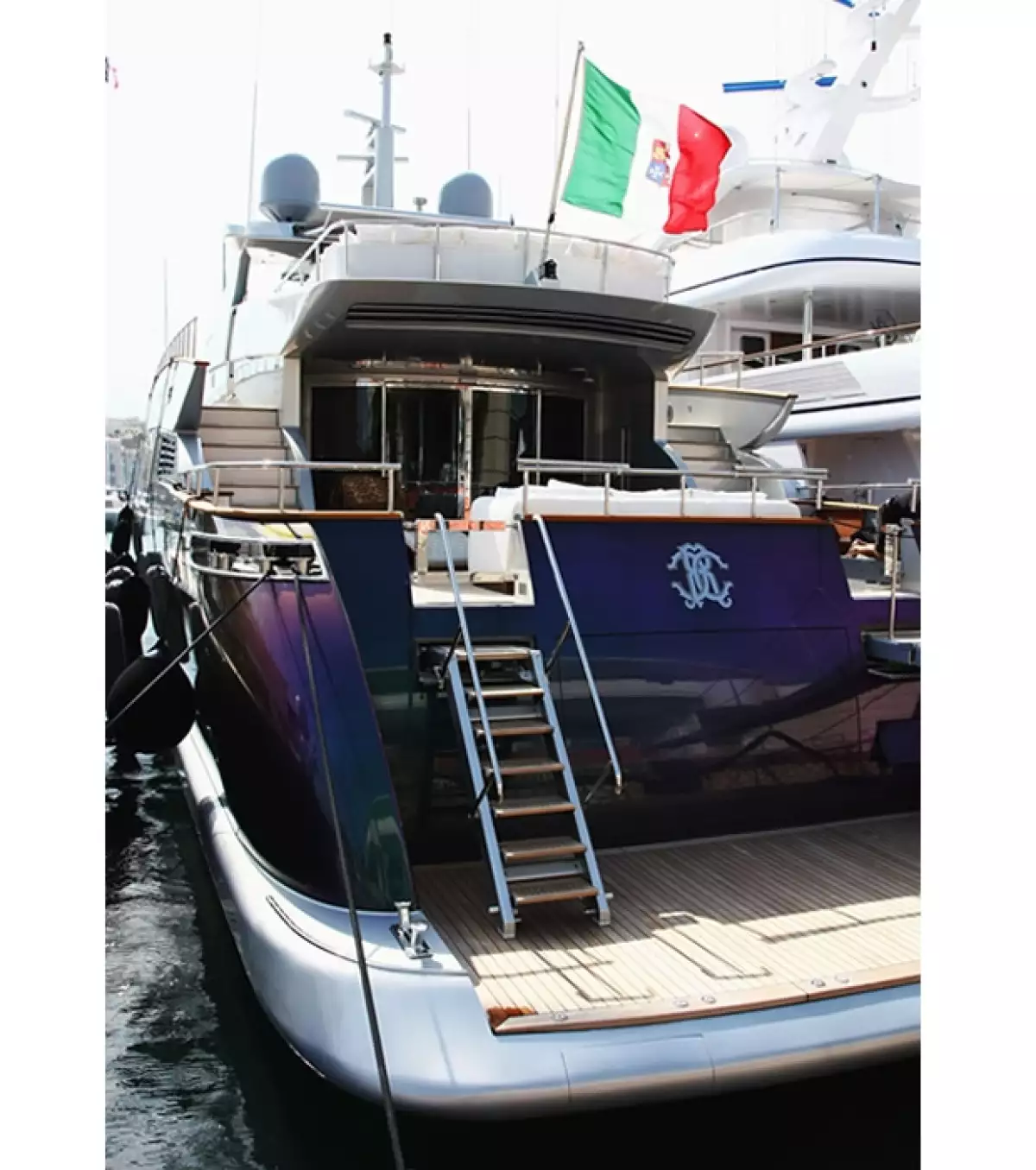 El yate de Roberto Cavalli anclado durante el 66 festival de cine en Cannes.