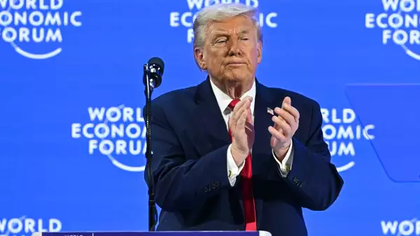 El presidente de los Estados Unidos, Donald Trump, aplaude después de su discurso especial durante la reunión anual del Foro Económico Mundial (WEF) en Davos el 21 de enero de 2026. El Foro Económico Mundial tiene lugar en Davos del 19 al 23 de enero de 2026.