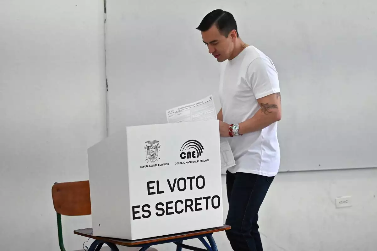 El presidente de Ecuador, Daniel Noboa, vota en el referéndum en Olon, Ecuador, el 16 de noviembre de 2025.